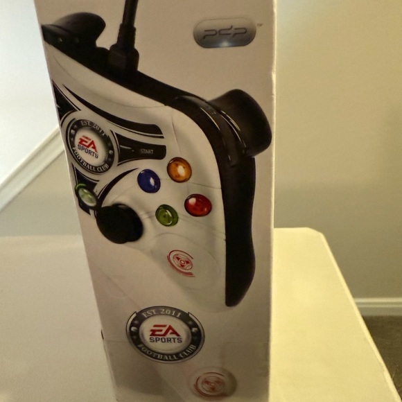 White Wired Controller for Xbox 360 - Picture 6 of 9